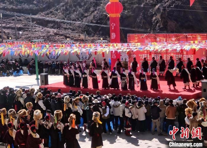 文藝活動(dòng)全景。　芒康縣委宣傳部供圖