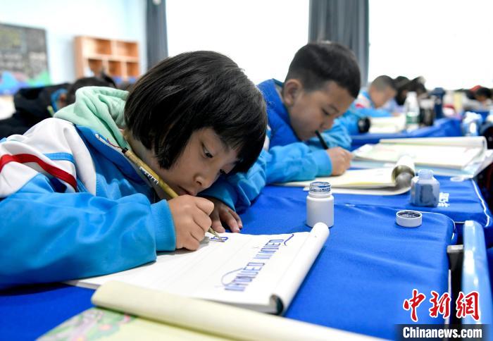 3月14日，西藏拉薩市第一小學(xué)一年級(jí)六班的學(xué)生們?cè)诓卣Z文課上書寫藏文?！±盍?攝