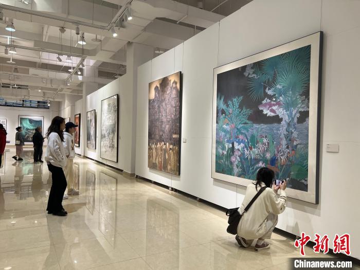 圖為全國青年教師中國畫學(xué)術(shù)邀請展吸引學(xué)生觀展。　鐘旖 攝