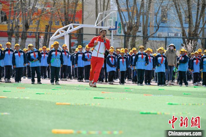 圖為學(xué)生在跳繩教練齊景龍的指導(dǎo)下做準(zhǔn)備運(yùn)動(dòng)?！∝暩聛?lái)松 攝