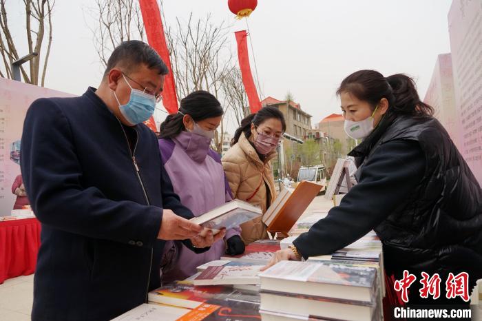 圖為民眾在活動現(xiàn)場購書。　馬銘言 攝