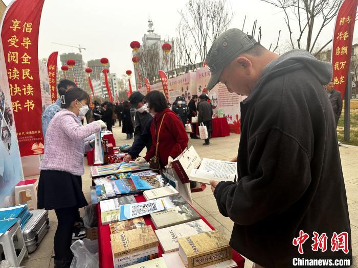 圖為民眾在活動現(xiàn)場讀書、購書?！±铍h 攝