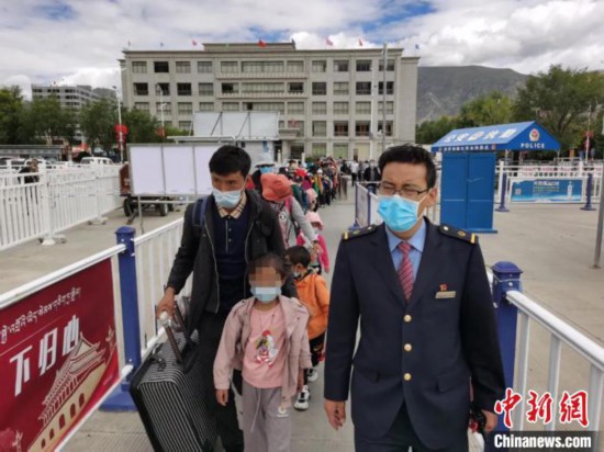 圖為拉薩車站工作人員為西藏先心病患兒和陪同人員提供“綠色”接力幫扶，并開通了專門通道，讓他們快速進(jìn)站上車。拉薩車站 供圖