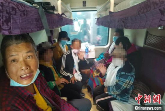 圖為乘坐Z266次列車的西藏先心病患兒和陪同人員。拉薩車站 供圖