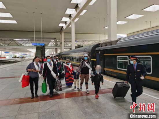 圖為拉薩車站工作人員為西藏先心病患兒和陪同人員提供“綠色”接力幫扶，并開通了專門通道，讓他們快速進(jìn)站上車。拉薩車站 供圖