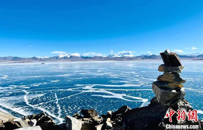 圖為普瑪江塘鄉(xiāng)境內(nèi)的雪山、冰湖美景。　浪卡子縣網(wǎng)信辦供圖