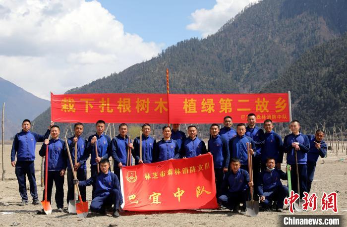 林芝市巴宜區(qū)森林消防中隊志愿服務(wù)隊合影留念。　西繞拉翁 攝