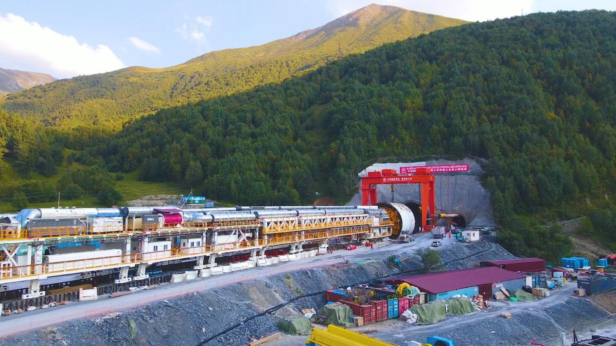 “高加索號”單護盾硬巖掘進機（TBM）。中鐵隧道局格魯吉亞KK公路隧道項目部供圖