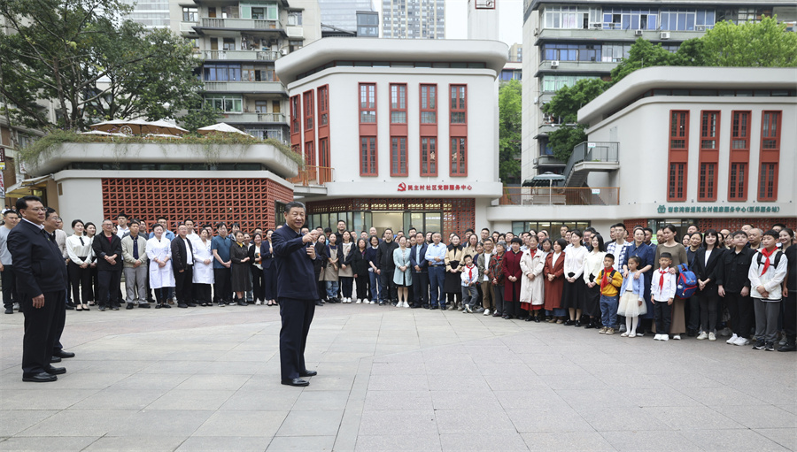 2024年4月22日至24日，中共中央總書記、國家主席、中央軍委主席習(xí)近平在重慶考察。這是22日下午，習(xí)近平在九龍坡區(qū)謝家灣街道民主村社區(qū)考察時，同社區(qū)居民親切交流。新華社記者 鞠鵬 攝