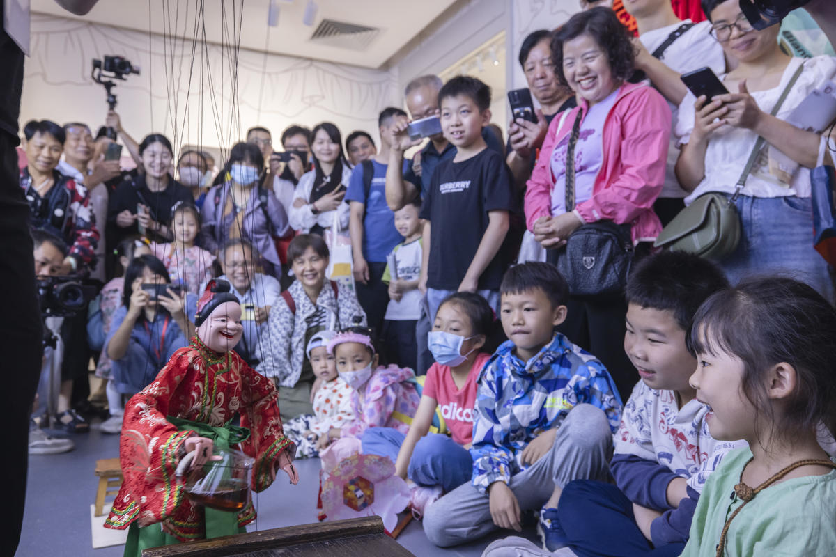 5月1日，廣州市白鵝潭大灣區(qū)藝術(shù)中心非物質(zhì)文化遺產(chǎn)館內(nèi)，精彩的梅縣提線木偶戲表演吸引了眾多游客駐足觀賞。 來(lái)源：人民圖片網(wǎng)