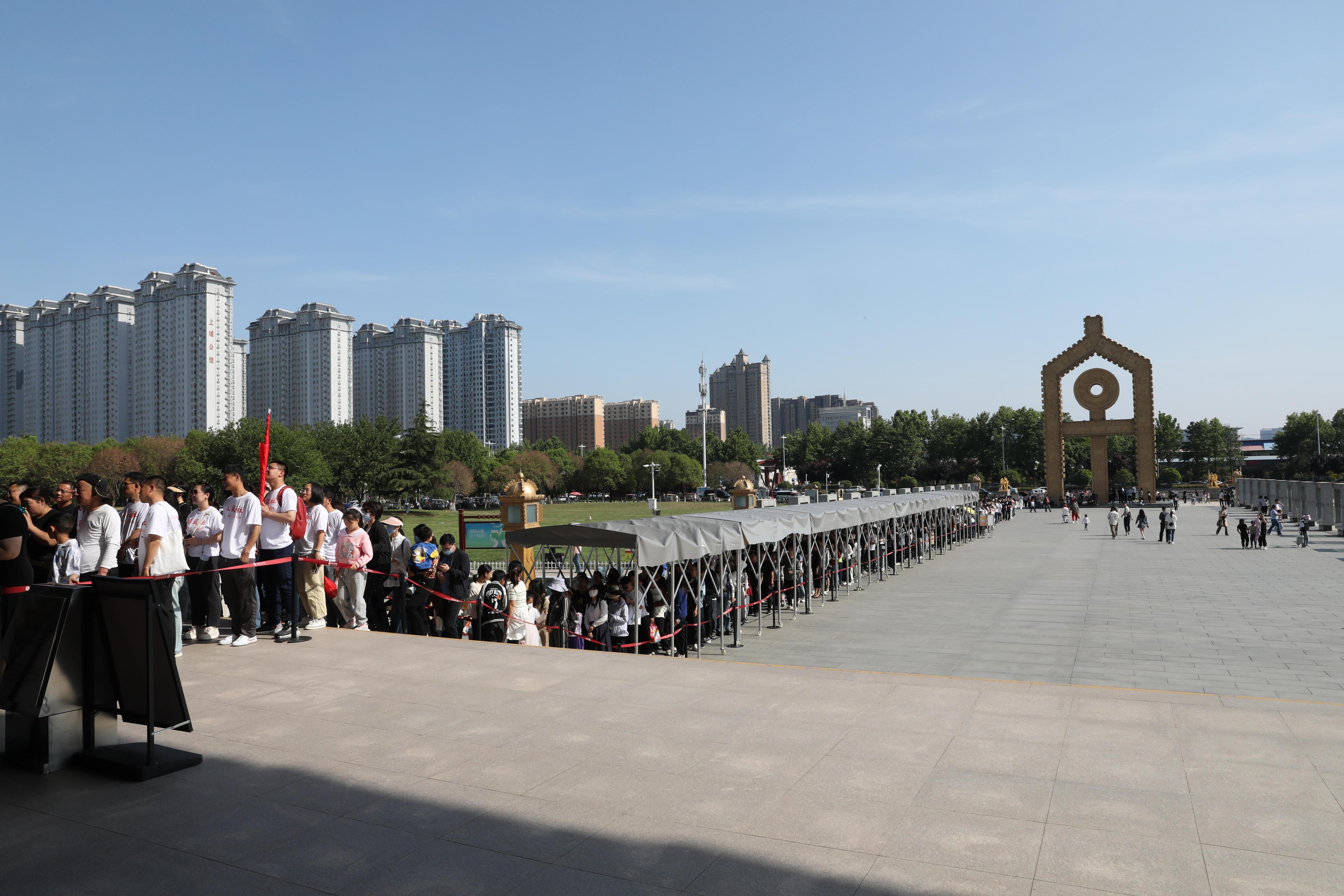 “五一”期間，中國文字博物館外游客有序排隊。中國文字博物館供圖