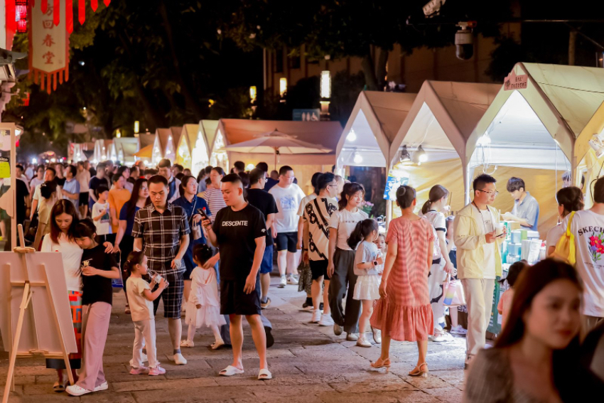 本屆中國(guó)大運(yùn)河廟會(huì)吸引不少市民游客前來參觀游玩。拱墅區(qū)委宣傳部供圖