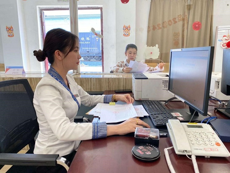 春節(jié)期間，中老鐵路員工堅守崗位，保障鐵路運行安全、暢通。李加勇攝