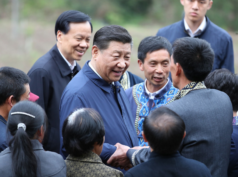 2019年4月15日至17日，中共中央總書記、國(guó)家主席、中央軍委主席習(xí)近平在重慶考察，并主持召開解決“兩不愁三保障”突出問題座談會(huì)。這是4月15日下午，習(xí)近平在石柱土家族自治縣中益鄉(xiāng)華溪村同村民親切交流。新華社記者 丁海濤 攝