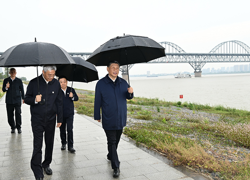 2023年10月10日至13日，中共中央總書(shū)記、國(guó)家主席、中央軍委主席習(xí)近平在江西考察。這是10日下午，習(xí)近平在長(zhǎng)江國(guó)家文化公園九江城區(qū)段考察時(shí)，冒雨沿江堤步行察看沿岸風(fēng)貌。新華社記者 謝環(huán)馳 攝