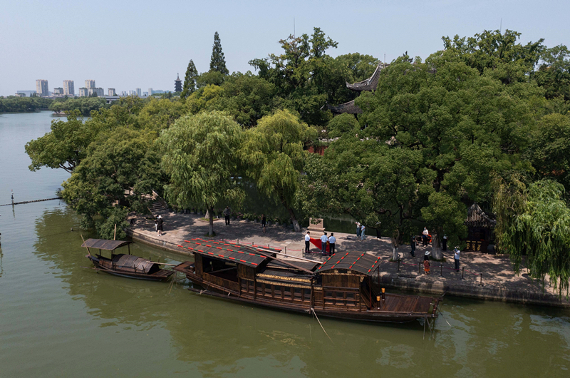 2022年7月27日，南湖紅船?？吭谡憬〖闻d市南湖旅游區(qū)的湖心島旁。