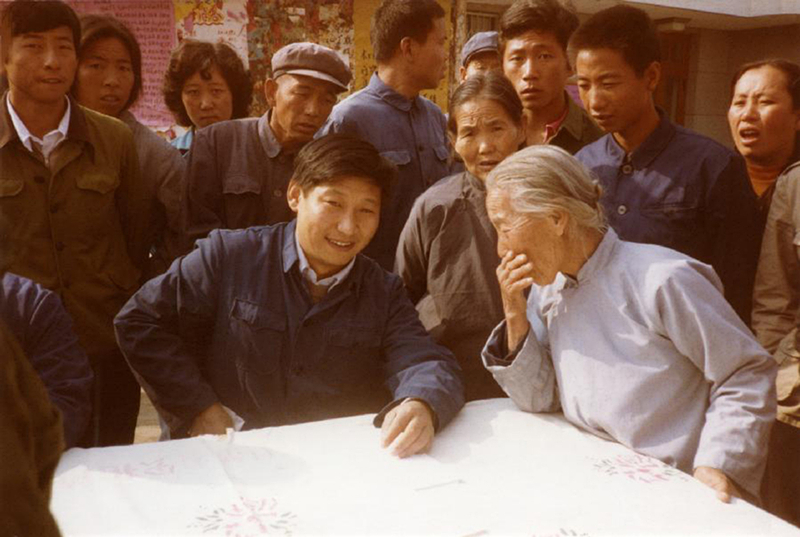 1983年，時任河北正定縣委書記的習(xí)近平（前排居中），臨時在大街上擺桌子聽取老百姓意見。