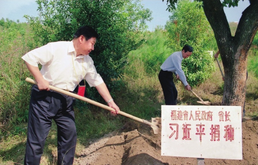 2001年10月，習(xí)近平在龍巖市長(zhǎng)汀縣調(diào)研水土流失治理工作，在河田世紀(jì)生態(tài)園為樹(shù)培土。圖源：《習(xí)近平在福建（下）》