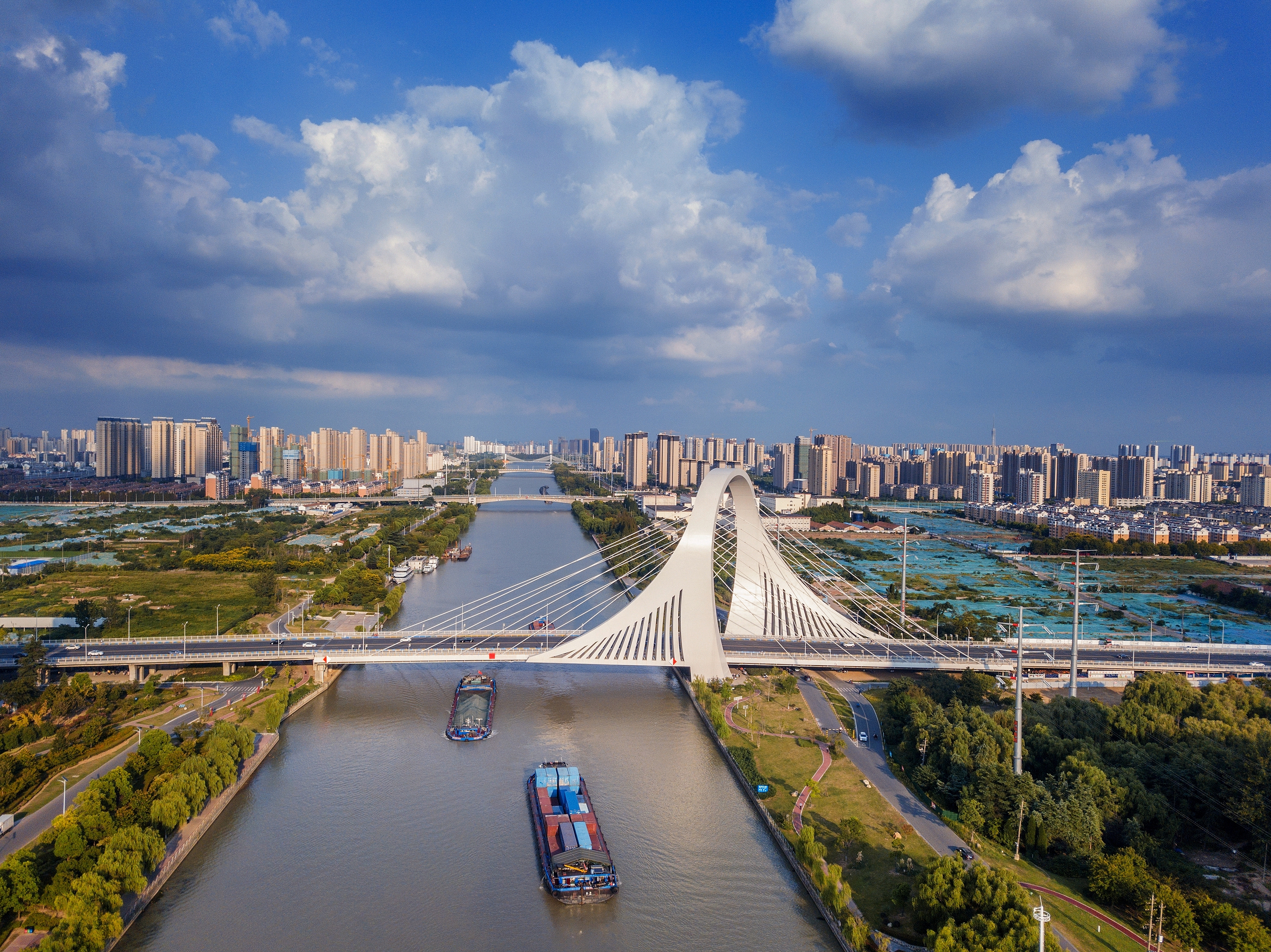 2022年9月12日，幾艘船舶行駛在江蘇淮安運河大橋附近。