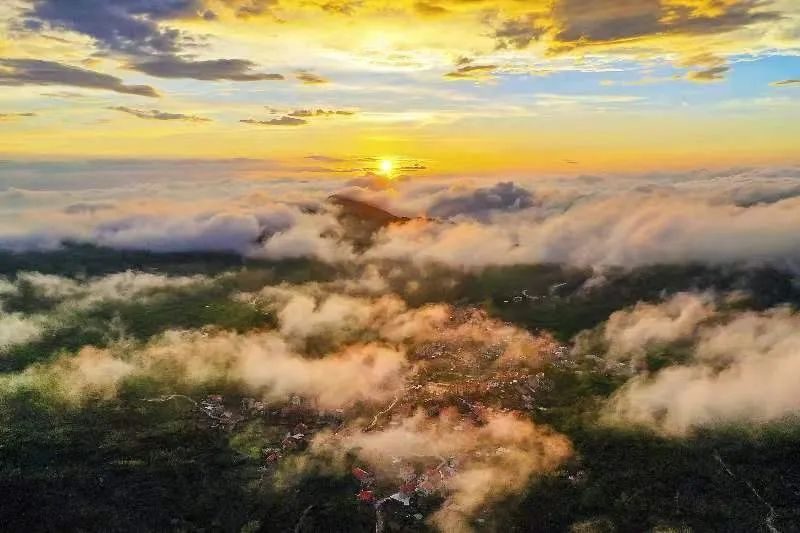 圖為云霧繚繞的軍營村，群山盡翠，紅瓦掩映。廈門市委宣傳部供圖