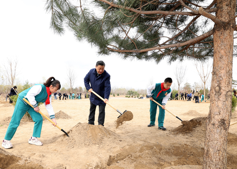 2022年3月，習(xí)近平總書記來到北京市大興區(qū)黃村鎮(zhèn)參加首都義務(wù)植樹活動(dòng)，同大家一起植樹。新華社記者 黃敬文 攝