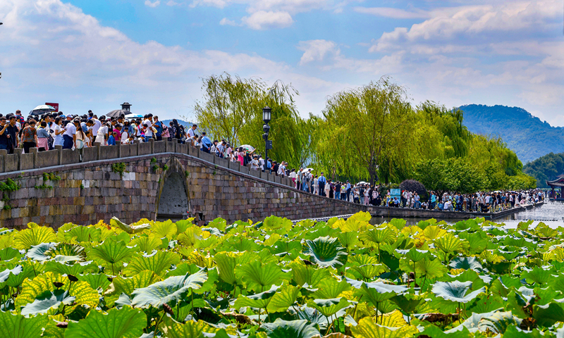 2024年10月4日，杭州西湖景區(qū)迎來國(guó)慶假期旅游高峰。