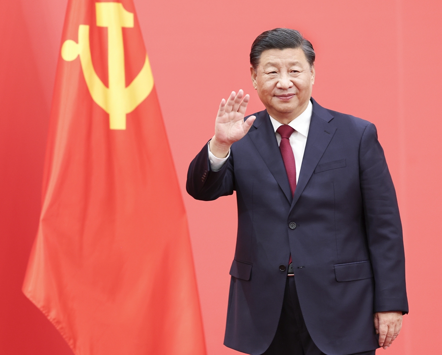 2022年10月23日，習(xí)近平在北京人民大會堂同采訪中共二十大的中外記者親切見面。