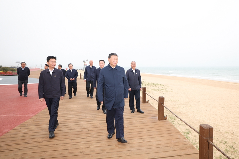2024年5月22日，習(xí)近平總書(shū)記在山東日照陽(yáng)光海岸綠道考察。