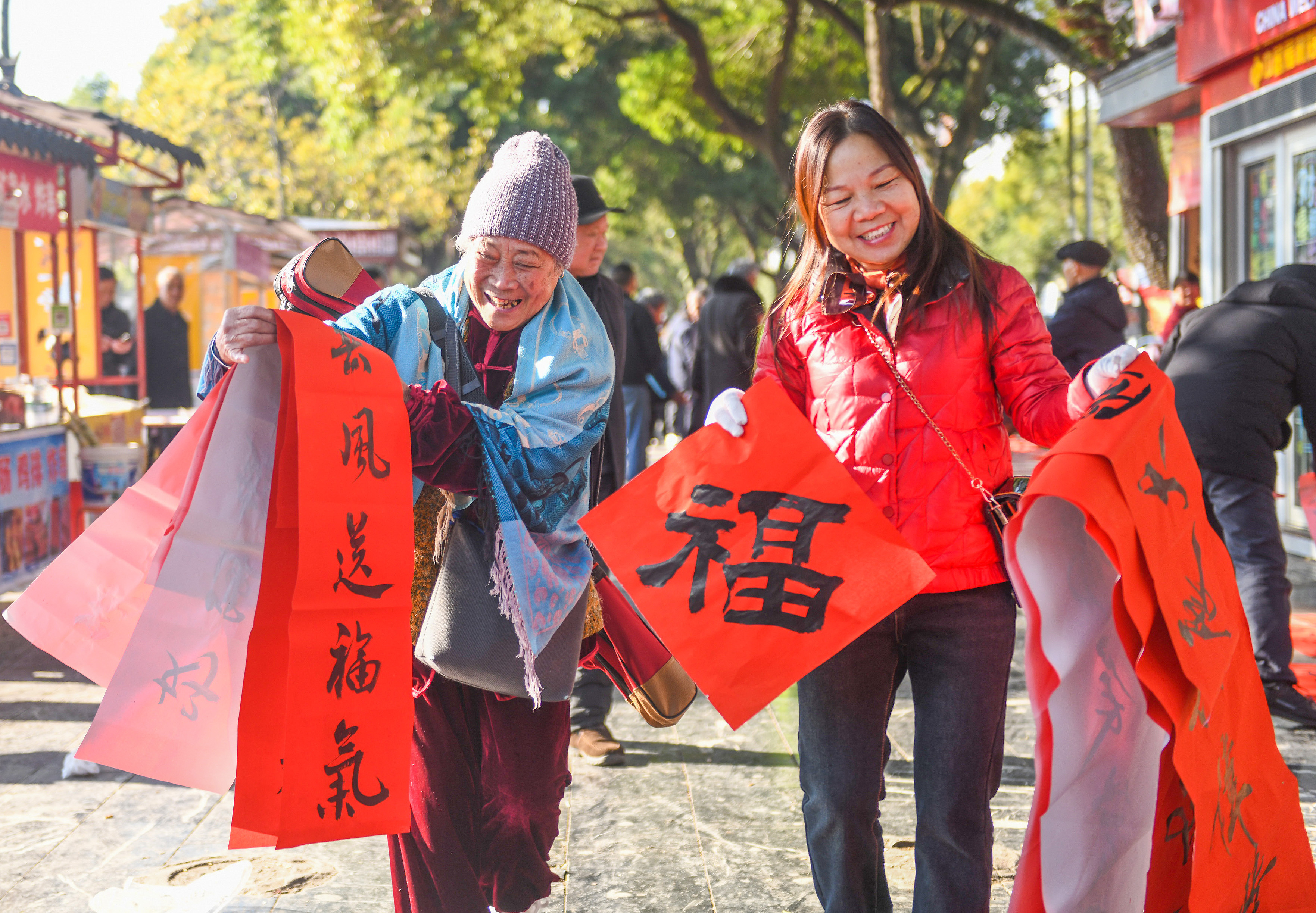 2025年1月13日，在湖南省永州市道縣西洲公園義工崗?fù)?，市民們領(lǐng)到了書法志愿者為大家書寫的春聯(lián)。