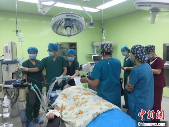 圖為馬少元(左二)為患者做手術(shù)。青海省第四人民醫(yī)院供圖