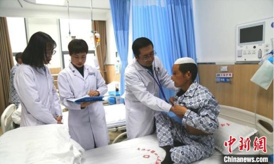 圖為馬少元(右二)為患者做檢查。青海省第四人民醫(yī)院供圖