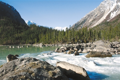 然烏湖美景。圖片由昌都市委宣傳部提供.jpg