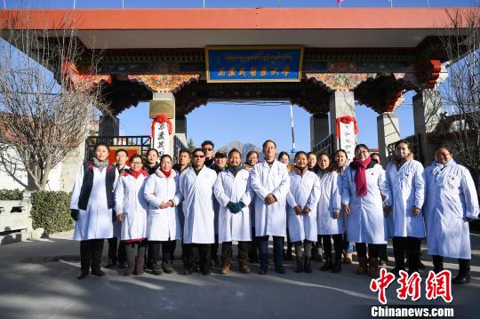 圖為該校師生在更名后的西藏藏醫(yī)藥大學(xué)校門前合影留念?！『闻罾?攝