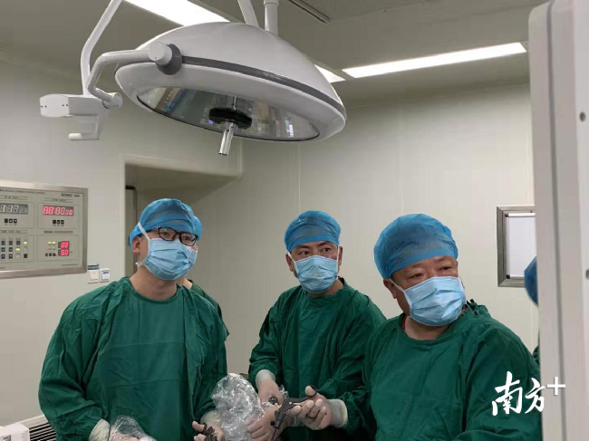 李英儒（左一）開展林芝地區(qū)首例腹腔鏡右半結(jié)腸癌根治術(shù)。