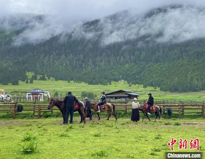 6月10日，游客在魯朗小鎮(zhèn)高山牧場景區(qū)體驗騎馬?！∪轿木?攝