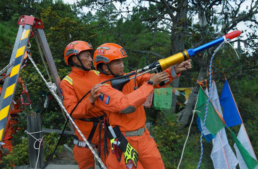 發(fā)射拋投器 。西繞拉翁攝