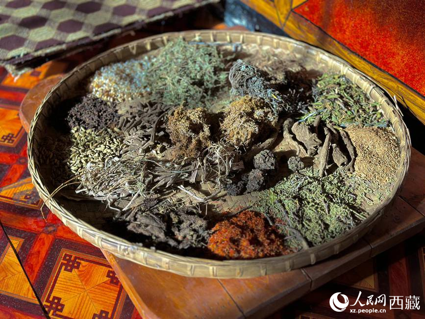 制作藏香的草本原料。人民網(wǎng)記者 次仁羅布攝