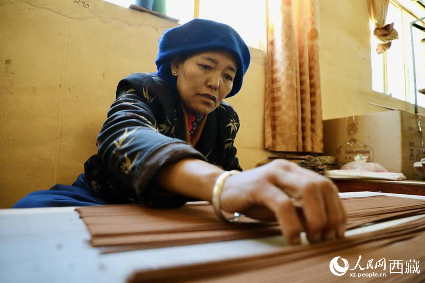 藏香廠的工人們堅持手工制作藏香。人民網(wǎng)記者 次仁羅布攝