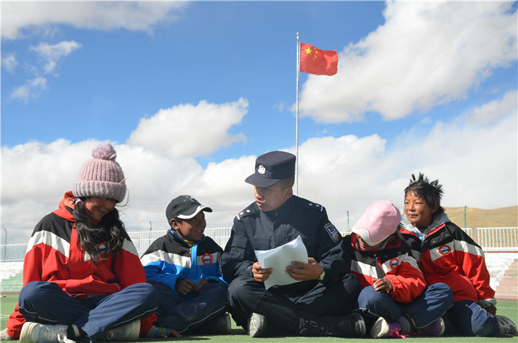 圖為帕羊邊境派出所民警在轄區(qū)學(xué)校宣講全會(huì)精神。李忠勤 攝_副本.jpg