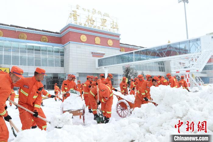 風(fēng)雪中奮戰(zhàn)150分鐘云南森林消防搶通高原機場