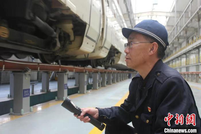 青藏鐵路“動車醫(yī)生”許建國的第二十五個(gè)春運(yùn)