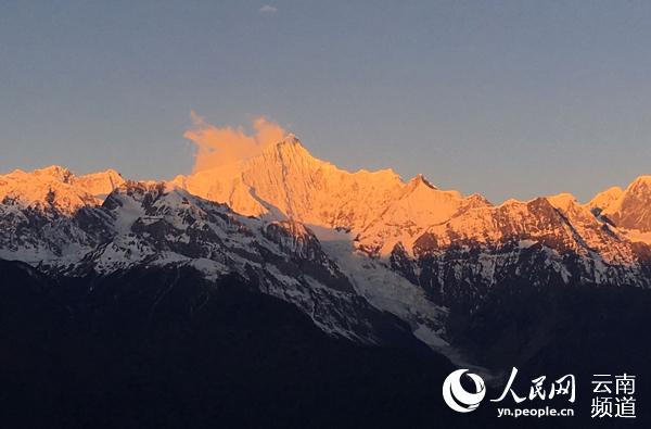 迪慶梅里雪山“日照金山”景觀。（供圖）