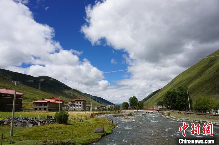 四川康定：鄉(xiāng)村旅游鋪就“情歌之鄉(xiāng)”民眾“致富路”