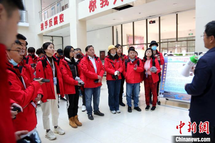 圖為中外媒體采訪三江源國家公園瀾滄江源園區(qū)生態(tài)保護成效。　張?zhí)砀?攝