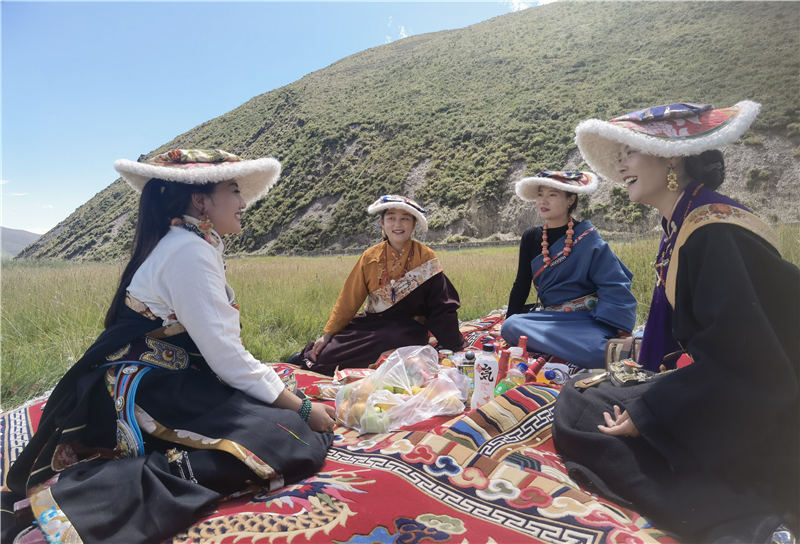 拉姆和她的朋友們在砂場修復(fù)點耍壩子。甘孜州石渠生態(tài)環(huán)境局供圖