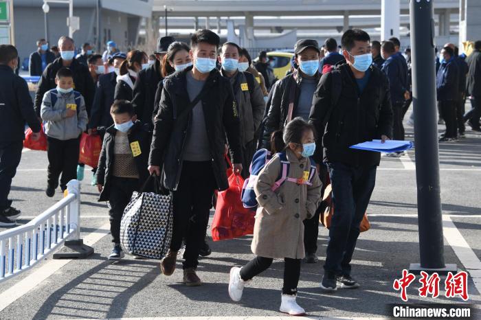 圖為搬遷民眾剛出火車站。　丁凱 攝