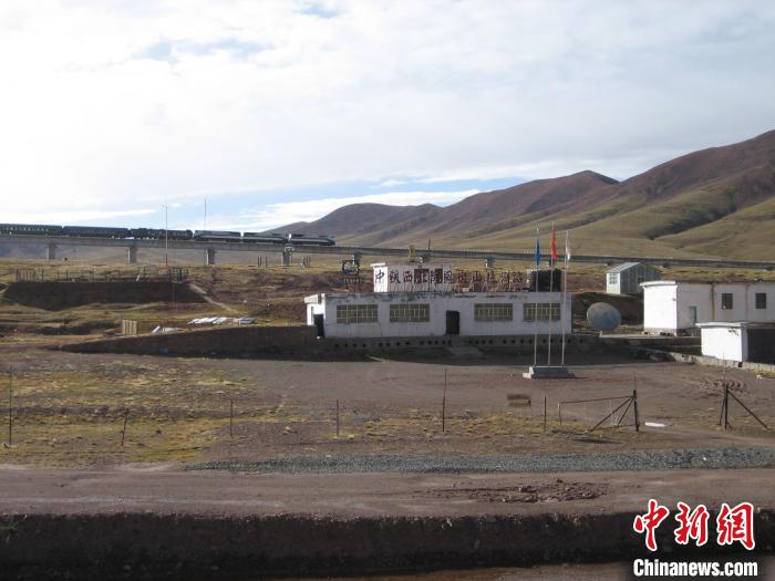 圖為青藏鐵路通車后列車經(jīng)過中鐵西北院風火山觀測站。(資料圖) 中鐵西北科學研究院供圖