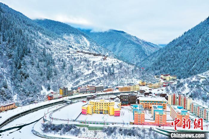 壤塘的雪后美景?！∪捞量h融媒體中心供圖