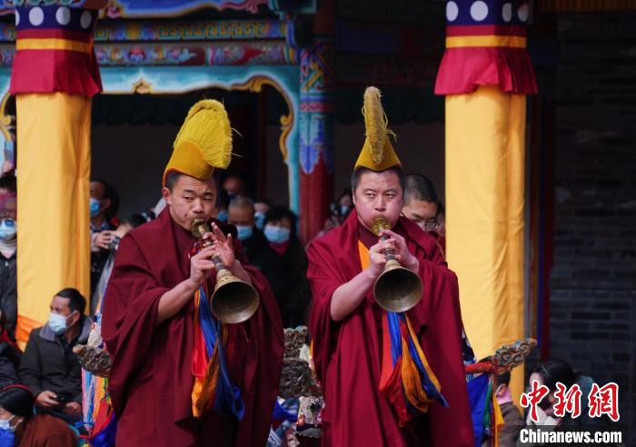 青海塔爾寺僧侶“跳欠”祈福眾生新年平安吉祥