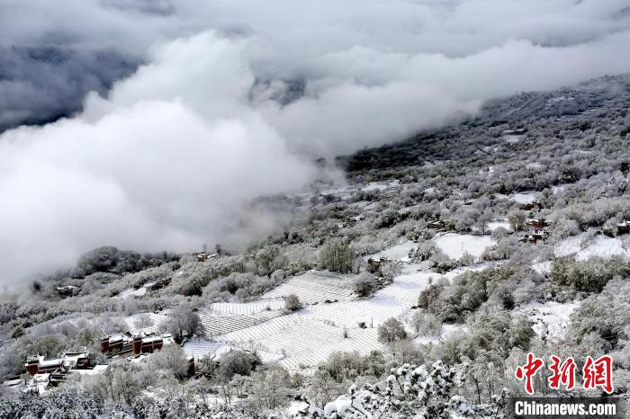 雪后的丹巴半山云霧繚繞。　李永安 攝